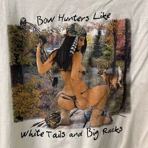 Gildan Bow Hunter Tee size small Cream / Beige
